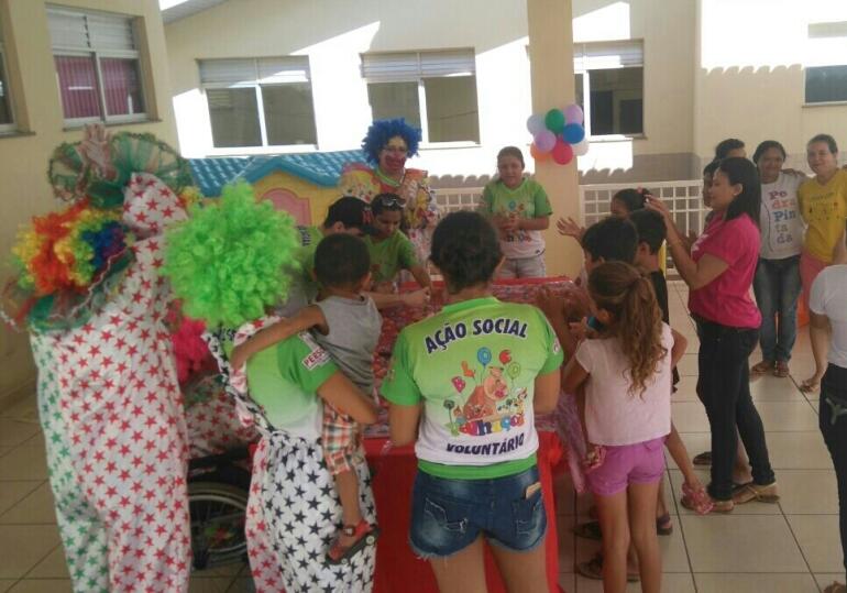 Reunidos, palhaços e crianças cantam parabéns aos aniversariantes (Foto: Bloco dos Palhaços)