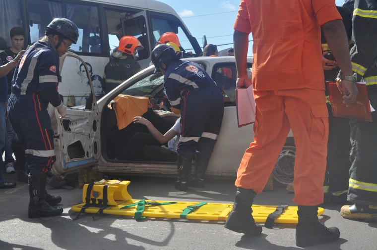 Com o auxílio de maquiagem, as vítimas simularam fraturas graves no corpo (Foto: Samara Cordeiro)