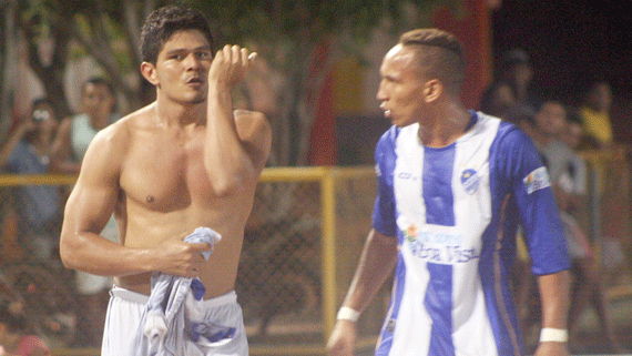 Sem camisa, o atacante Alex comemora com Kaio Fernando após marcar o gol de empate contra o Náutico, no fim do tempo regulamentar (Foto: Lucas Luckezie)