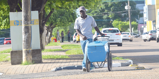 Colin José disse que já foi hostilizado ao vender picolé pelas ruas de Boa Vista (Foto: Rodrigo Sales)