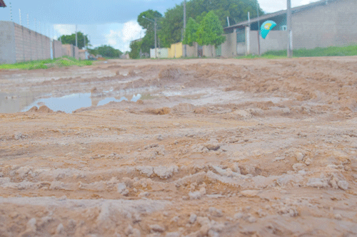 Além de problemas na iluminação, todas as ruas daquele setor estão sem asfalto (Foto: Rodrigo Sales)