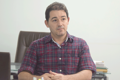 Secretário de Saúde, César Penna, disse que o atendimento foi reduzido porque a empresa não entregou boa parte dos equipamentos (Foto: Rodrigo Sales)