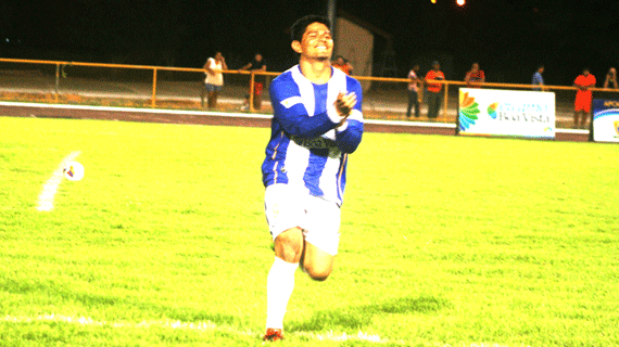 O atacante Alex corre em direção à torcida para comemorar o gol do título do returno do Campeonato Roraimense (Foto: Lucas Luckezie)