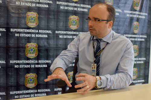 Delegado da PF, Alan Robson, dá explicações à imprensa sobre as prisões (Foto: Rodrigo Sales)