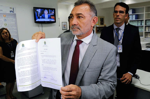 Senador Telmário Mota exibe representação protocolada ontem à tarde (Foto: Agência Senado)