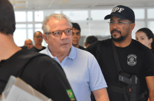 Ex-governador Neudo Campos no momento em que chegava à sede da Superintendência da PF (Foto Diane Sampaio)