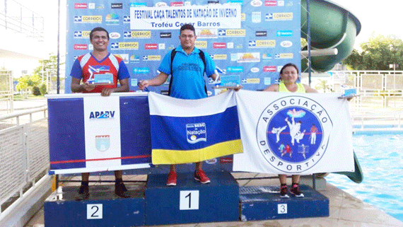 O técnico Cesar Barros (Sesc) no lugar mais alto do pódio geral. Ao lado, os técnicos Wendell Lima (Apabv) e Branca (Associação Desportiva) (Foto: Divulgação)