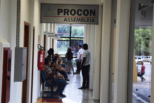 Consumidores têm recorrido ao Procon Assembleia Legislativa para tentar resolver problemas (Foto: Rodrigo Sales)