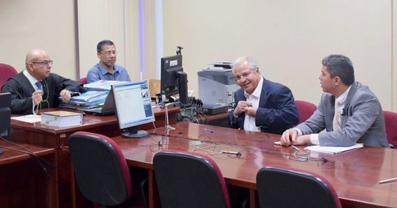 Neudo Campos, durante a primeira audiência de custódia com o juiz Helder Girão Barreto (Foto: Rodrigo Sales)