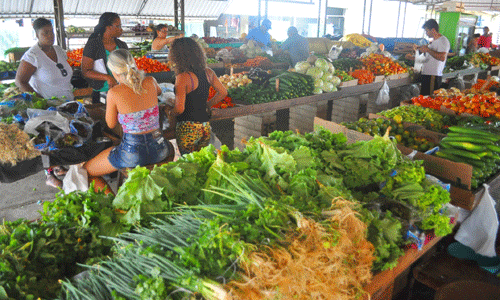 Frutas, verduras e legumes sofreram reajuste devido à lei da oferta e da procura (Foto: Diane Sampaio)