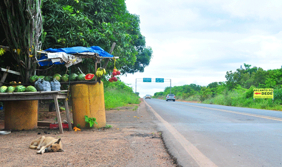 Onde já foi um posto de fiscalização, no trecho norte da BR-174, hoje virou uma feirinha (Foto: Diane Sampaio)