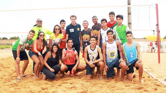 O ex-jogador Emanuel Rego, ao lado de atletas locais, durante sua passagem por Boa Vista, nesta quinta-feira (Foto: Samara Cordeiro)