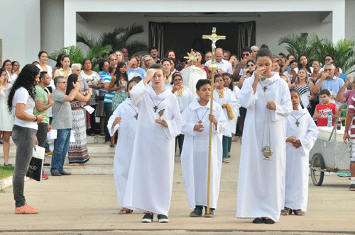 Uma das procissões saiu da Igreja Nossa Senhora da Consolata em direção à Catedral (Foto: Diane Sampaio)