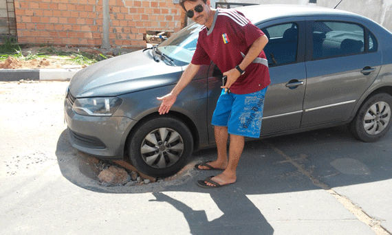 Morador Erasmo Paiva mostra o perigo que os buracos na rua se tornaram (Foto: Divulgação)