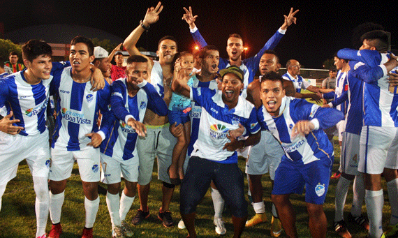 Jogadores do São Raimundo fazem a festa no gramado da Vila Olímpica, depois de conquistarem o pentacampeonato roraimense(Foto: Lucas Luckezie)