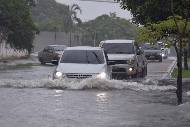 Até o início da tarde, algumas ruas da cidade ficaram alagadas pela cidade (Foto: Rodrigo Sales)