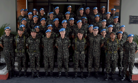 Boinas azuis são homenageados, em solenidade alusiva ao Dia do Peacekeepers (Foto: Rodrigo Sales)