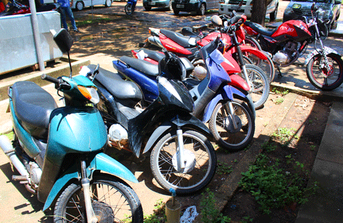 Motos recuperadas cujos donos nunca apareceram para serem restituídos (Foto: Diane Sampaio)