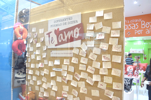 Loja usou como decoração os bilhetes feitos por clientes com declarações de amor aos namorados e namoradas (Foto: Rodrigo Sales)