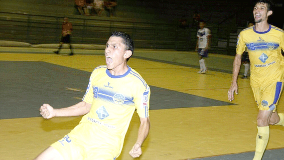 Vagner comemora gol marcado contra o Vivaz, pelo primeiro jogo da final da Taça Roraima de Futsal (Foto: Reynesson Damasceno/Ascom Constelação)