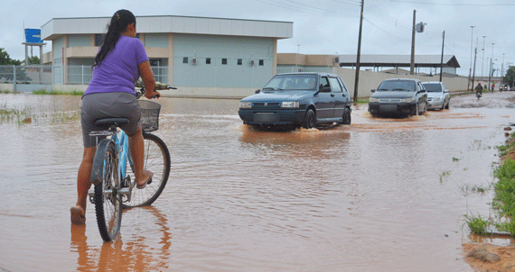 Sem sistema de drenagem, rua 8 se transformou em um verdadeiro mar de lama, no bairro Jardim Tropical (Foto: Diane Sampaio)