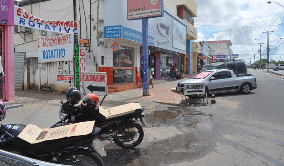 Mais de 100 veículos procuram estacionamentos privados diariamente (Foto: Samara Cordeiro)