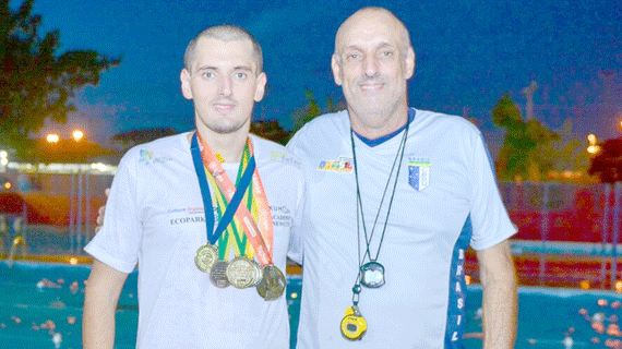 O nadador roraimense Flávio Monteiro ao lado de seu pai e técnico, Silvio Monteiro (Foto:Semuc)