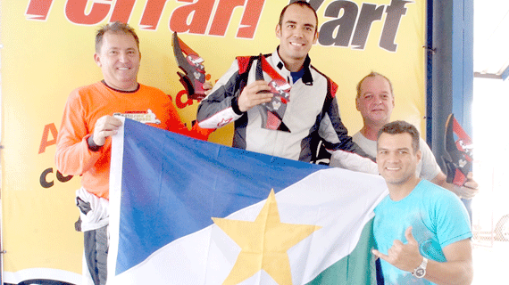 Com a ajuda de seus companheiros, o piloto Rafael Lucena (meio) ergue a bandeira de Roraima no pódio da Copa VB Fiamoncini (Foto: Arquivo pessoal)