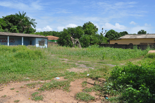 Vizinhos devem denunciar o abandono de terrenos baldios à Prefeitura de Boa Vista pela Central 156 (Foto: Samara Cordeiro)