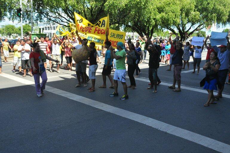 Manifestação continua no Centro Cívico (Foto: Diane Sampaio)