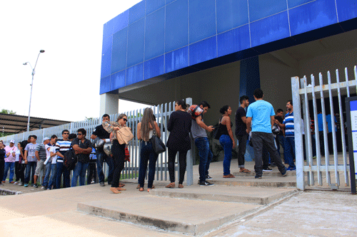 Eleitores de Boa Vista que foram tirar título ou regularizar sua situação eleitoral (Foto: Arquivo/Folha)
