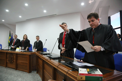 Juiz Alexandre Magno Magalhães Vieira ao tomar posse durante sessão do TRE (Foto: Ascom/TRE)