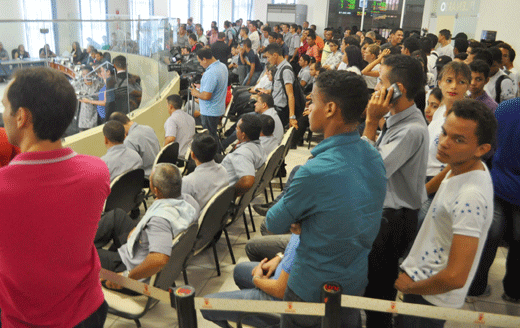 Galeria ficou lotada de trabalhadores de ônibus e estudantes para acompanhar votação (Foto: Diane Sampaio)