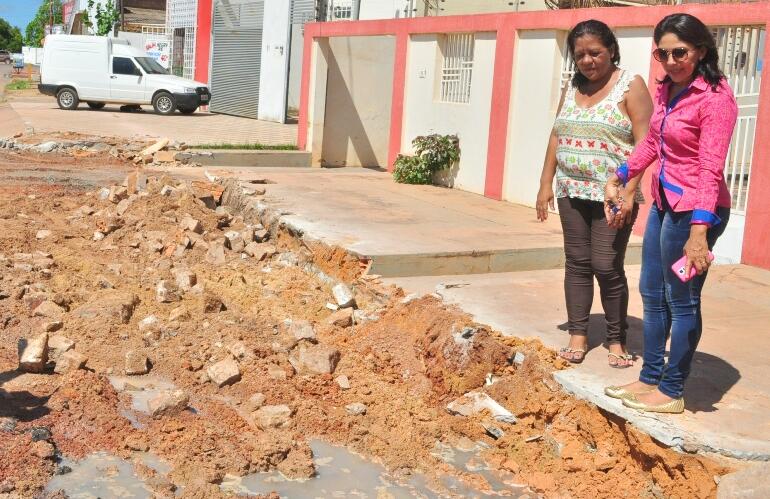 Romélia Mangabeira reclamou também por ter parte da calçada quebrada (Foto: Diane Sampaio)