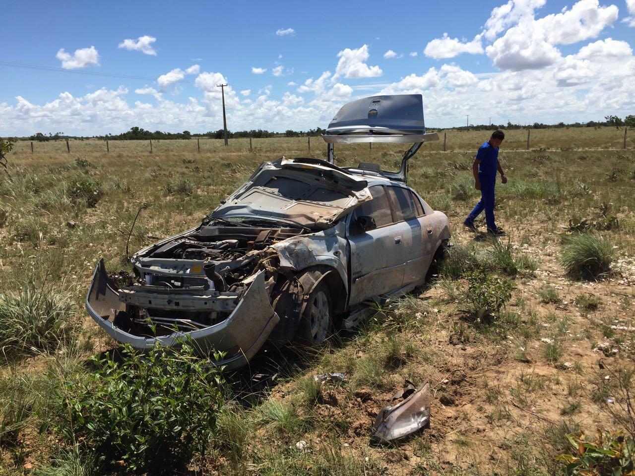 Motorista foi preso após carro capotar na estrada (Foto: Divulgação)