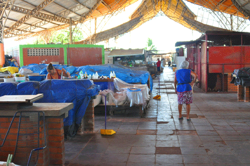 Piso da Feira do Passarão, no Caimbé, está quebrado e necessita de reparos (Foto: Diane Sampaio)