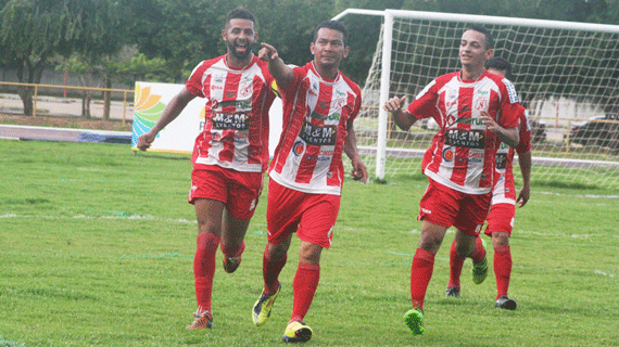 Robemar (meio), Elton (esquerda) e Fernandinho (direita) comemoram o gol que abriu o placar para o Náutico contra o Rio Branco (Foto: Lucas Luckezie)