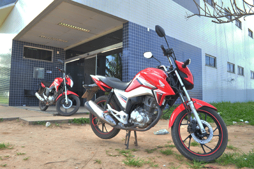 Uma das motocicletas foi rastreada e, quando chegaram ao local, os policiais perceberam que havia outro veículo (Foto: Samara Cordeiro)