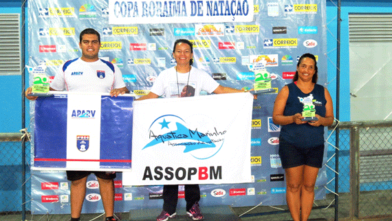 A técnica Astréa Teca Marinho sobe no lugar mais alto do pódio geral de clubes da Copa Roraima de Natação de 2016 (Foto: Divulgação)