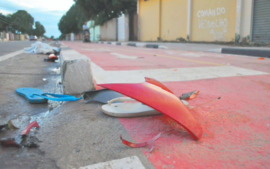 Corpo do rapaz que estava na garupa da moto na Rua Armando Nogueira, no Cambará (Foto: Diane Sampaio)