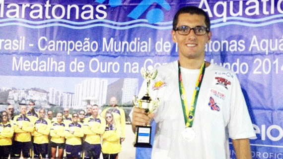 O nadador roraimense Flávio Monteiro exibe o troféu de campeão da Copa Brasil de Maratonas Aquáticas de 2014 (Foto: Divulgação)