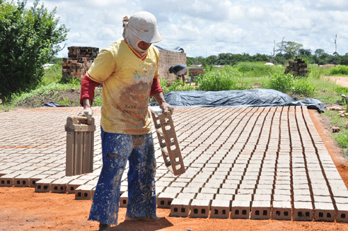 Olarias foram um dos setores mais prejudicados com a queda na construção civil no Estado (Foto: Diane Sampaio)