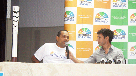 Ao lado da tocha, o paraciclista Hermano Damasceno (esquerda) e o paraquedista Luigi Cani (direita). Ambos serão condutores (Foto: Lucas Luckezie)