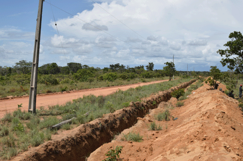 Vala que impede a entrada de invasores alcança Área de Preservação Permanente (APP) na fazenda (Foto: Rodrigo Sales)