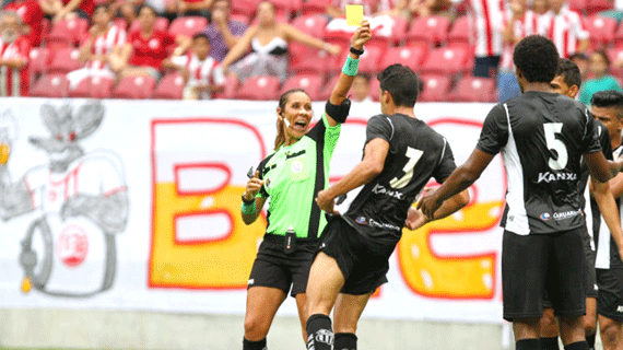 Deborah Cecilia Correia já atuou na arbitragem de 12 partidas nesta temporada (Foto: NE10)