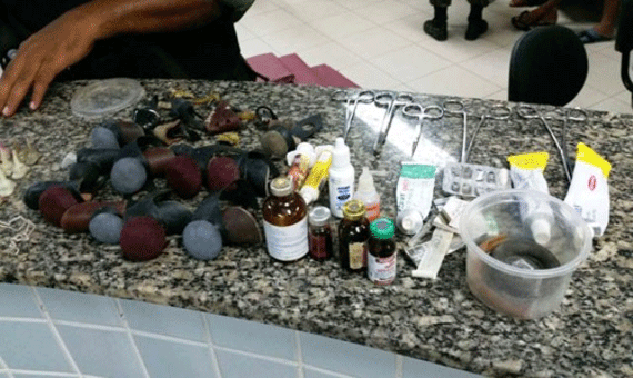 Polícia encontrou esporas, medicamentos e apetrechos que confirmam a rinha de galo (Foto: Divulgação)