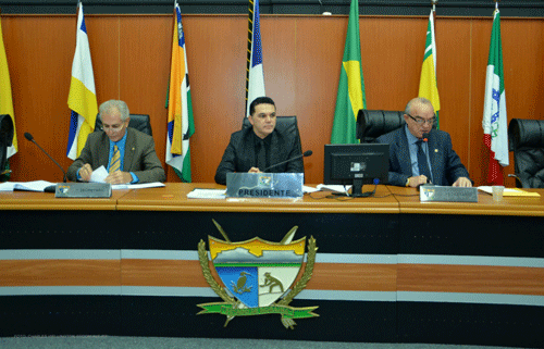 Presidente da ALE, deputado Jalser Renier (centro), fez a leitura da resolução indicando os nomes (Foto: SupCom/ALE)