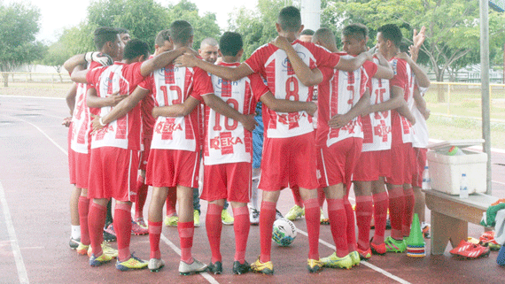 Elenco do Náutico reunido para oração antes de partida pela Série D (Foto: Lucas Luckezie)