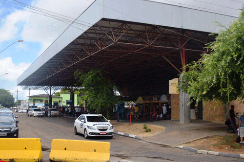 Grupos rivais de escolas públicas se enfrentam no Terminal de ônibus (Foto: Rodrigo Sales)