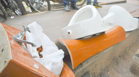 Porta e bidês recuperados pela polícia em poder dos dois acusados (Foto: Diane Sampaio)